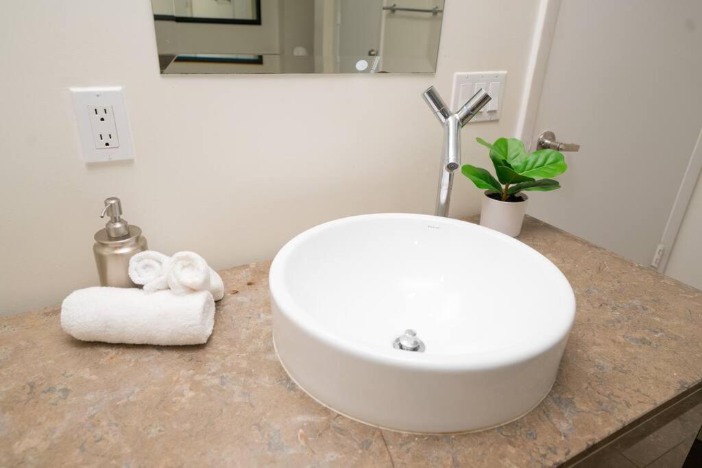 W Stunning Private With Access To Amenities