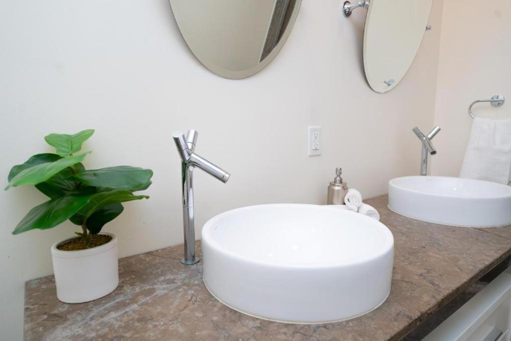 W Stunning Private With Access To Amenities Apartment
