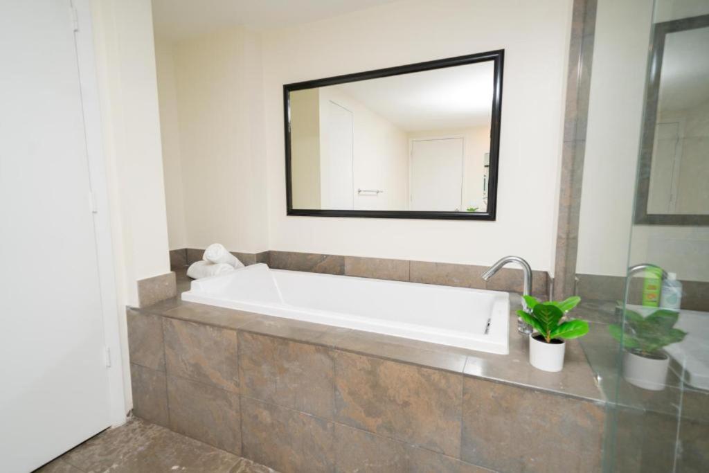 W Stunning Private With Access To Amenities *